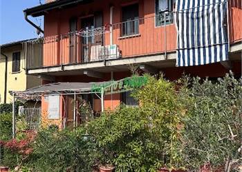 Su due livelli con patio privato e box